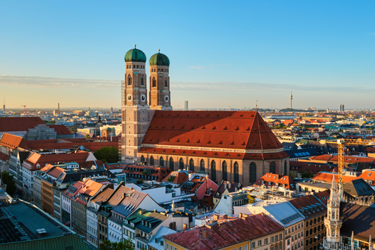 Die Frauenkirche: Münchens Wahrzeichen und der Pakt mit dem Teufel