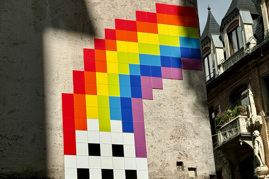 Streetart trifft Pride: Ein Space Invader für das Glockenbachviertel