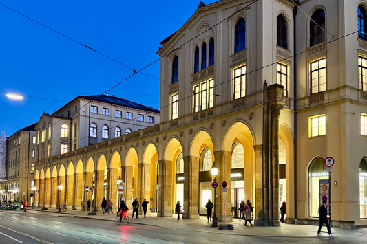 Münchens Maximilianstraße: Zwischen historischer Pracht und zeitgenössischer Kunst