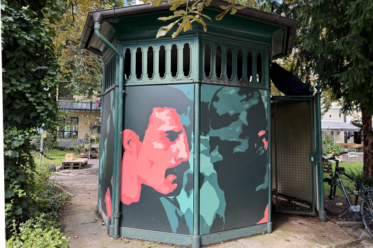 Streetart mit schwulen Ikonen: Das Pissor am Holzplatz