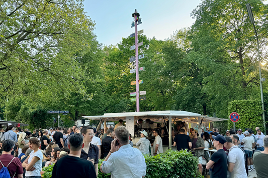 Maibaum mal anders: Bayerische Tradition in Rosarot