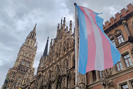Trans Day of Remembrance 2025: Gedenken, Sichtbarkeit & Solidarität in München